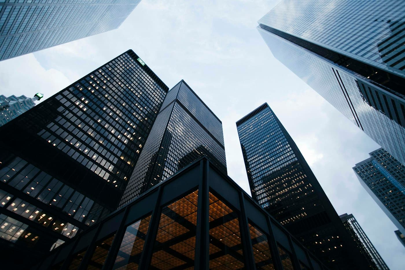 Prédios corporativos vistos de baixo